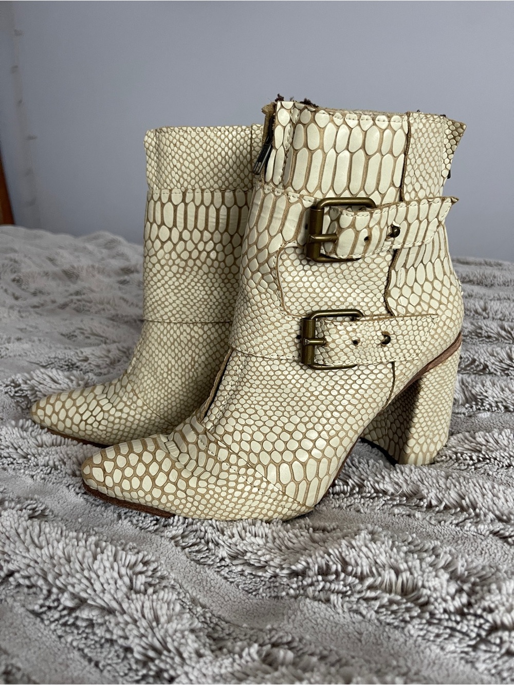GUC Freebird Joey Booties in white snake size 9